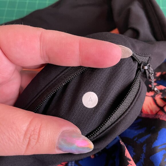 Lululemon Women 4 Paint Storm Harbor Blue Multi Black Speed Shorts Zip Pocket - Picture 9 of 9